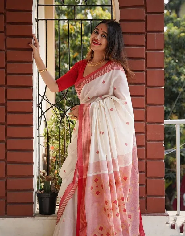 Cream_Printed_Saree_With_Red_Border_for_Women