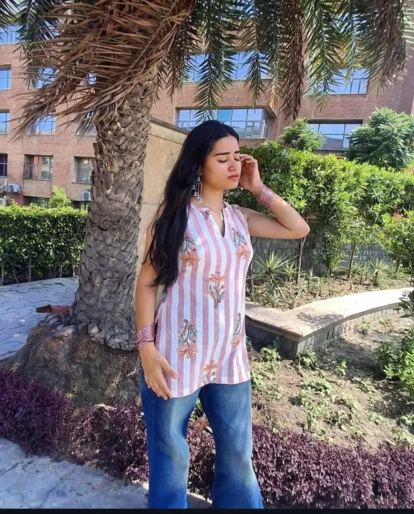 Pink_Floral_Stripe_Sleeveless_Kurti