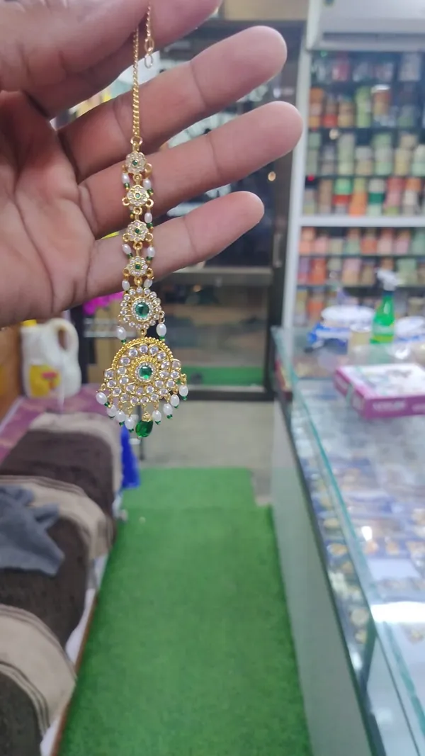 Gold_Tone_Green_Stone_Pearl_Maang_Tikka_for_Women