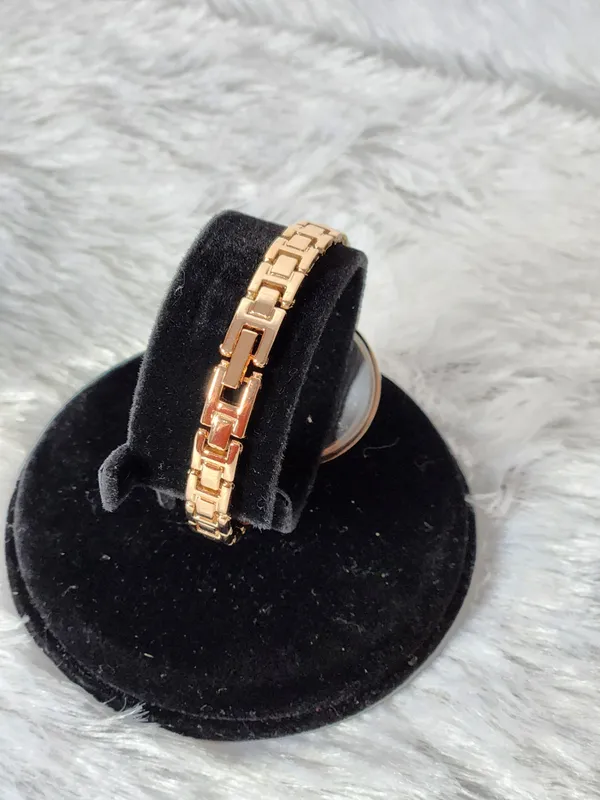 Gucci_Rose_Gold_Analog_Watch_for_Women