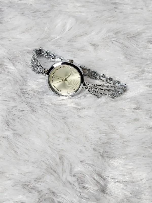 Silver_Analog_Pendant_Watch_for_Women