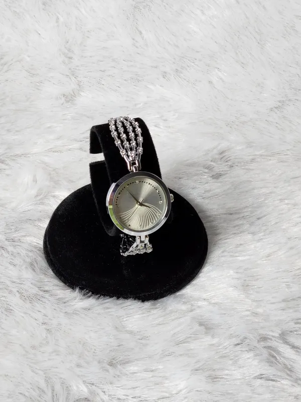 Silver_Analog_Pendant_Watch_for_Women