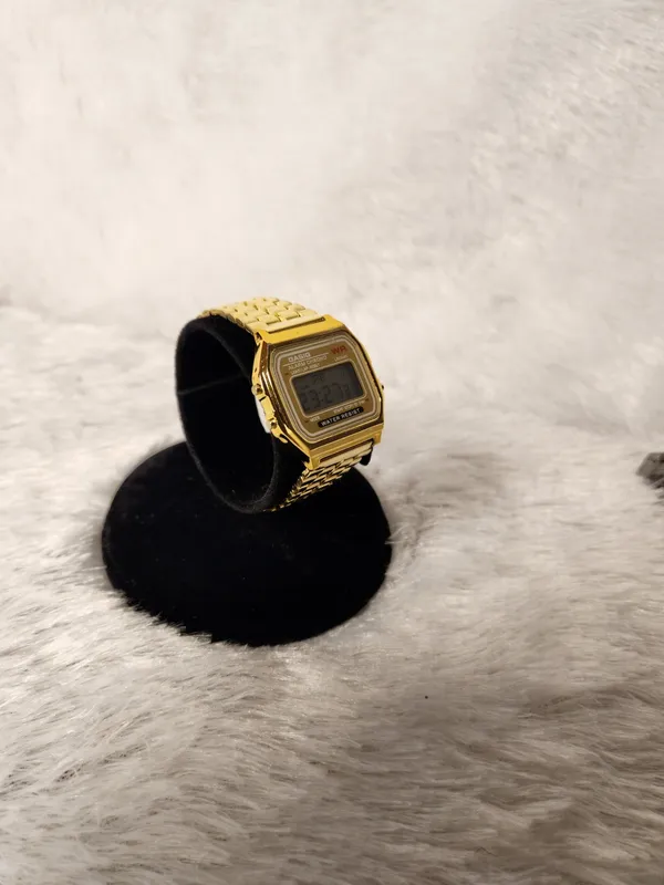 Gold_Metal_Digital_Watch_for_Men_And_Women