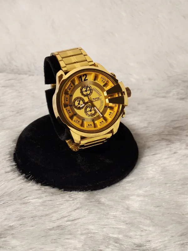 Gold_Metal_Analog_Chronograph_Watch_for_Men