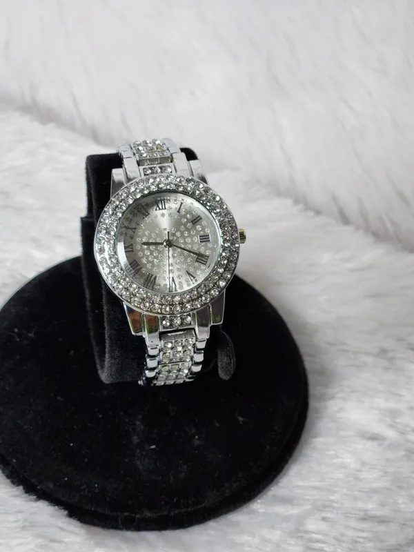 Silver_Analog_Bracelet_Watch_for_Women