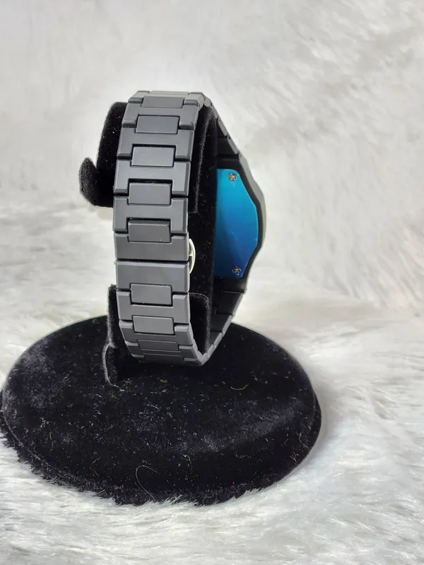 Black_Metal_Bracelet_Wristwatch_for_Unisex
