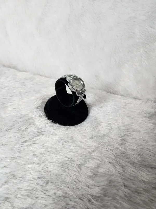 Silver_Analog_Bracelet_Watch_for_Women