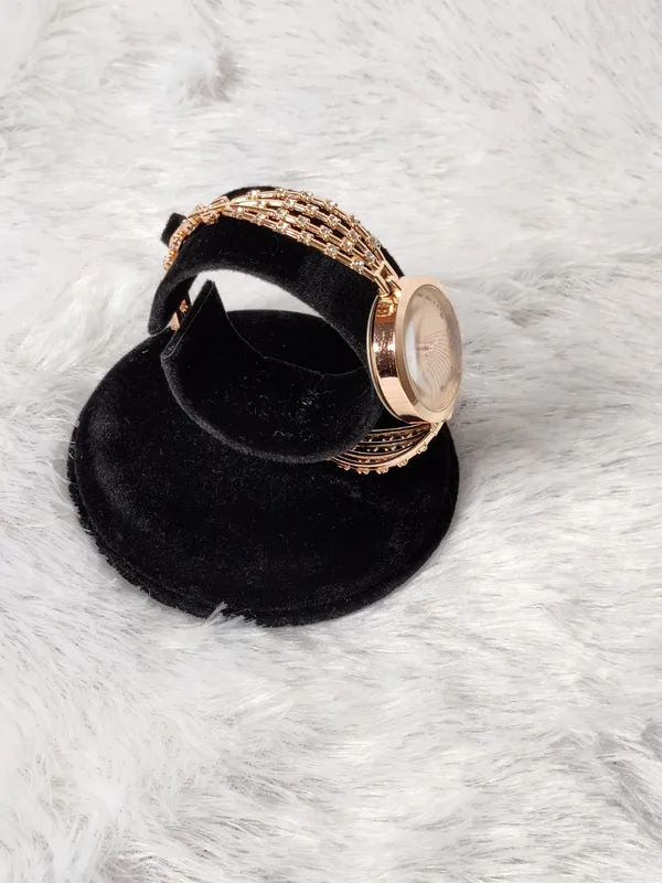 Gold_Metal_Bracelet_Watch_for_Women
