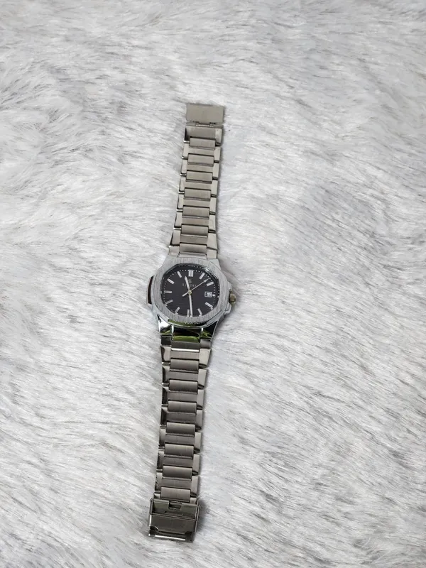 Silver_Metal_Analog_Watch_for_Men_And_Women