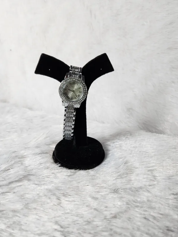 Silver_Analog_Bracelet_Watch_for_Women