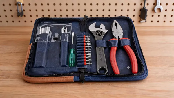 Multi-Tool_Home_Repair_Kit_With_Screwdriver_Bits