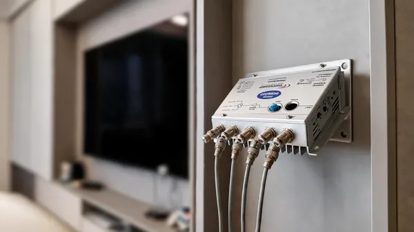 Catv_Metal_Tv_Signal_Amplifier_With_Coaxial_Ports