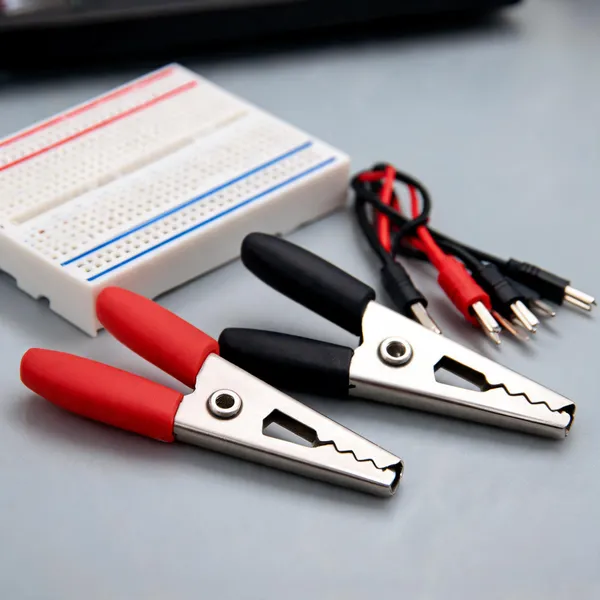 Red_Black_Insulated_Metal_Alligator_Clips_Pair