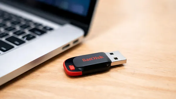 Sandisk_Black_Slider_Usb_Flash_Drive