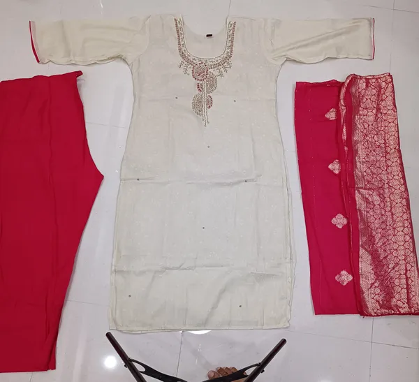 White_Embroidered_Kurta_Set_With_Red_Dupatta_For_Women