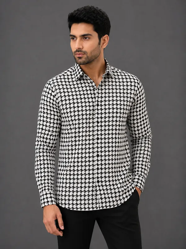 Black_And_White_Printed_Regular_Fit_Shirt_for_Men