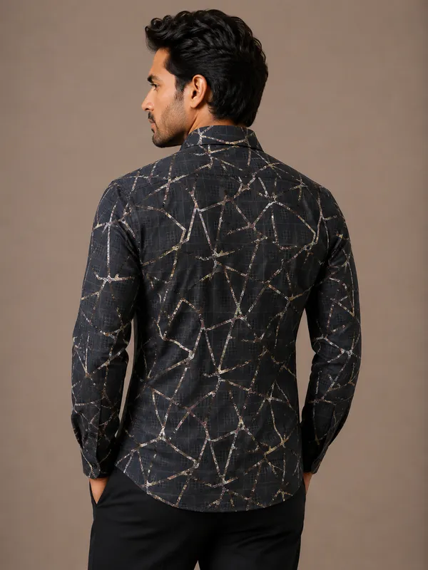 Black_Abstract_Print_Full_Sleeve_Shirt_for_Men
