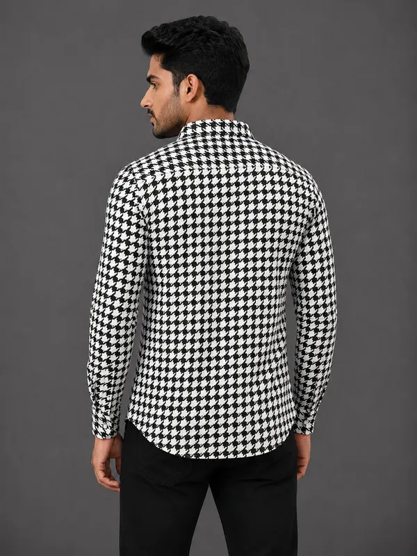 Black_And_White_Printed_Regular_Fit_Shirt_for_Men