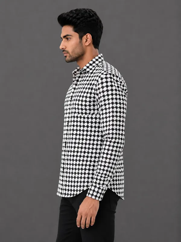 Black_And_White_Printed_Regular_Fit_Shirt_for_Men