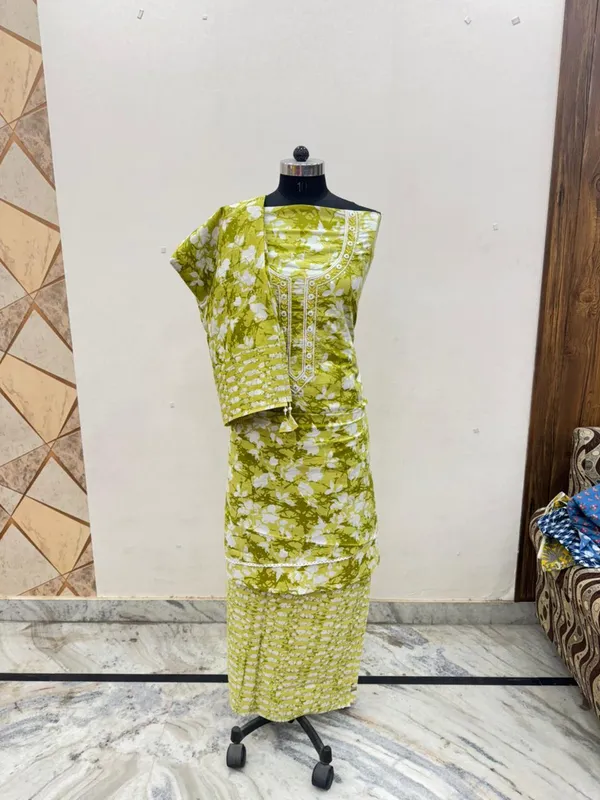 GREEN_PRINTED_SUIT_WITH_EMBROIDERY_WORK_(FABRIC)_MALMAL_DUPATTA