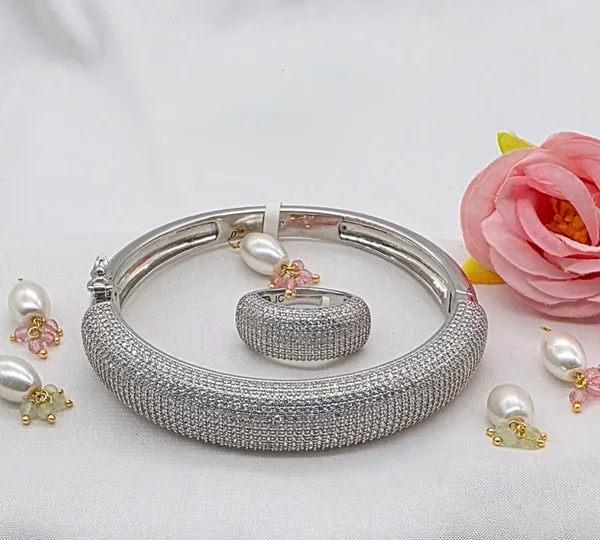 Elegant_Silver_Crystal_Stone_Studded_Bracelet