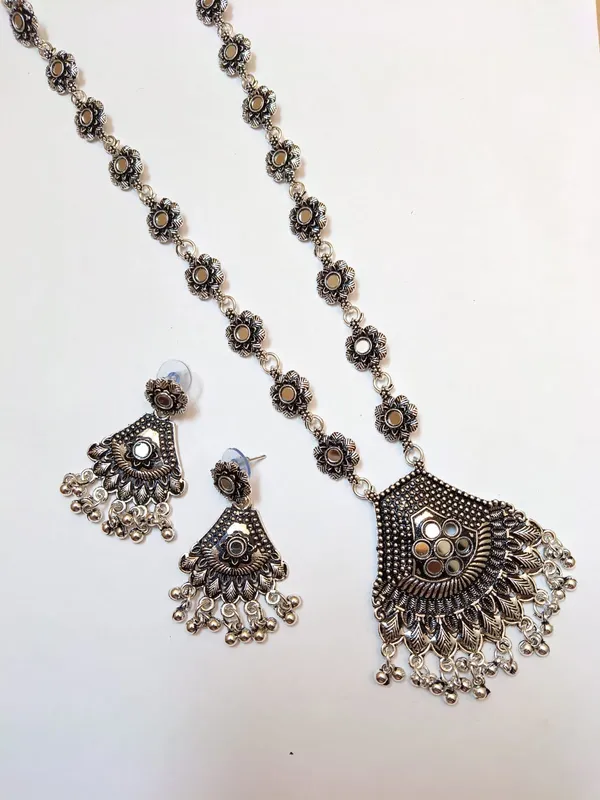 Antique_Ivory_Floral_Ghungroo_Necklace_&_Earring_Set