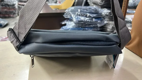Black_Zippered_Crossbody_Shoulder_Bag