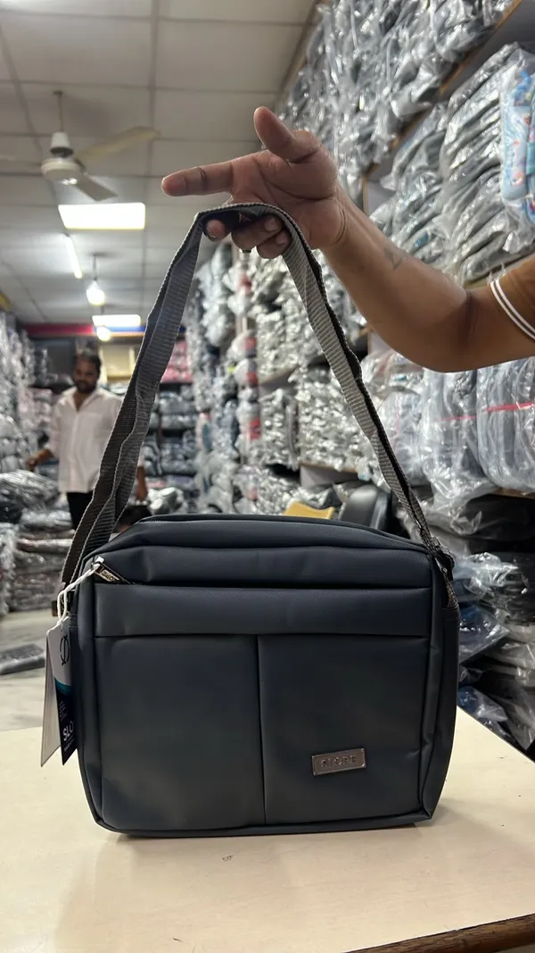 Black_Zippered_Crossbody_Shoulder_Bag