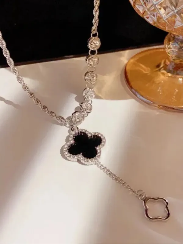 Silver_Tone_Clover_Pendant_Necklace_For_Women