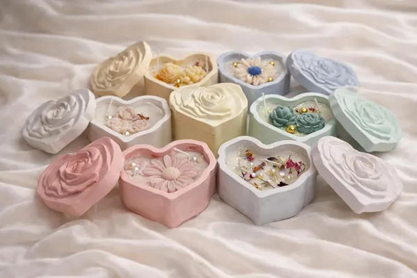 Rose_Heart_Candle_In_Concrete_Jar