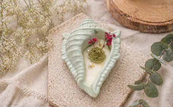 Ceramic_Shell_Soy_Candle_With_Dried_Flowers