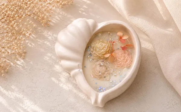 Scented_Soy_Wax_Candle_In_Concrete_Seashell_Bowl