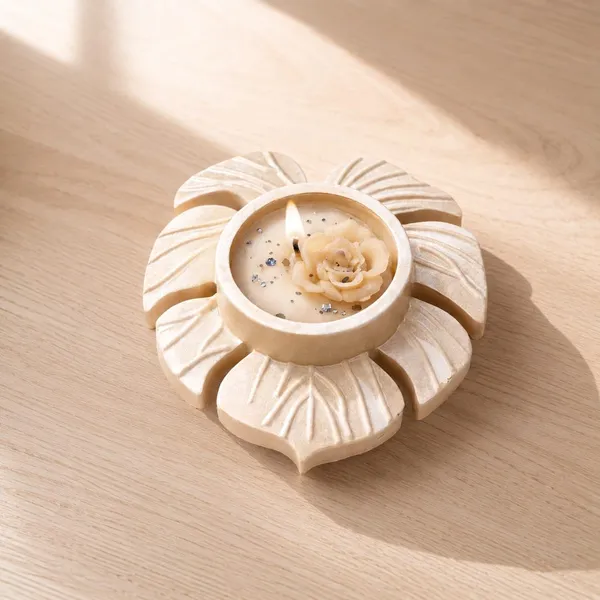 Tealight_Candle_In_Petal_Holder