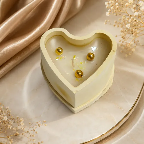 Heart_Shaped_Soy_Wax_Candle_In_Resin_Box
