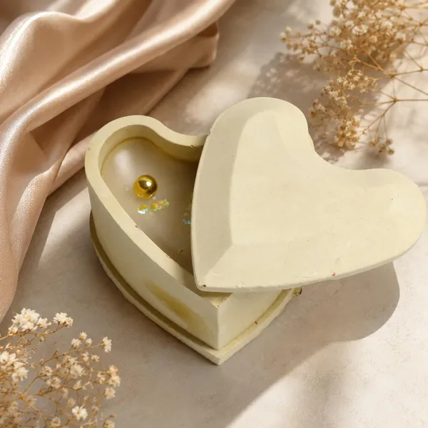 Heart_Shaped_Soy_Wax_Candle_In_Resin_Box