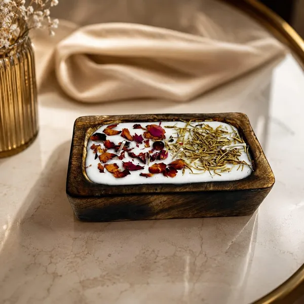 Botanical_Soy_Wax_Candle_In_Wooden_Box