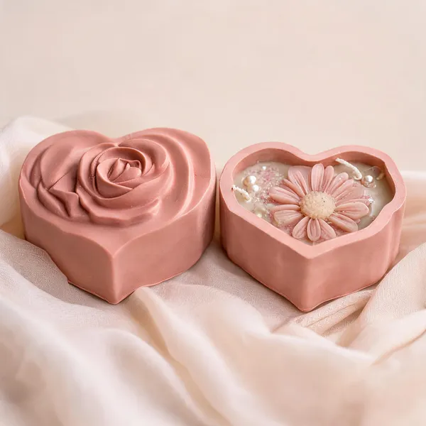 Soy_Wax_Floral_Daisy_Bloom_Candle_In_Blush_Pink_Heart_Box_|_Pack_Of_2
