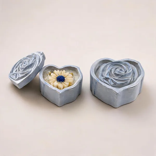 Soy_Wax_Floral_Daisy_Candle_In_Blue_Grey_Heart_Keepsake_Box_|_Pack_Of_2