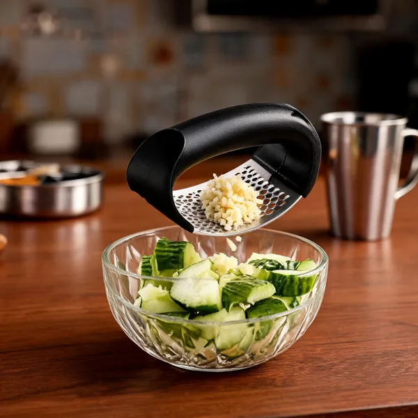 Black_Metal_Handheld_Garlic_Grater