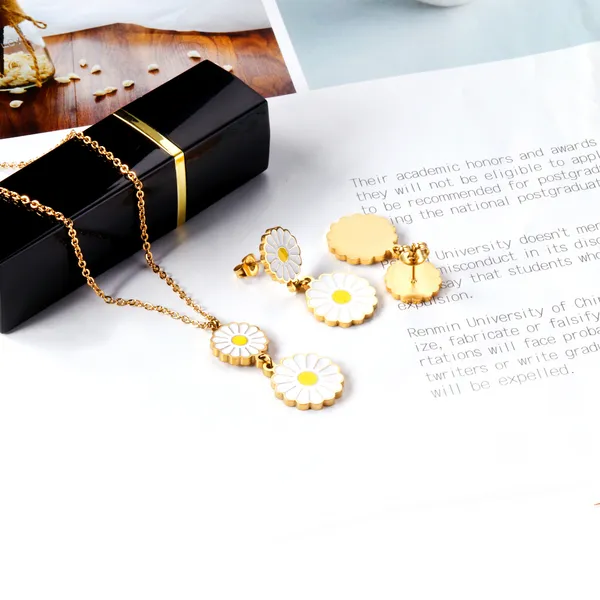 Gold_Tone_Floral_Necklace_And_Earrings_Set_for_Women