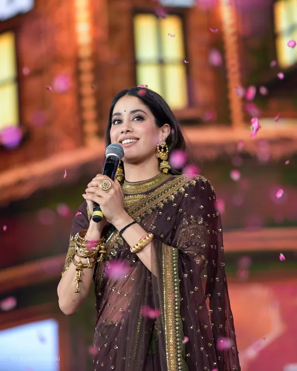 Vayara_Tibby_Silk_Intricate_Thred_With_Sequnce_Work_Sarees_Default_Title