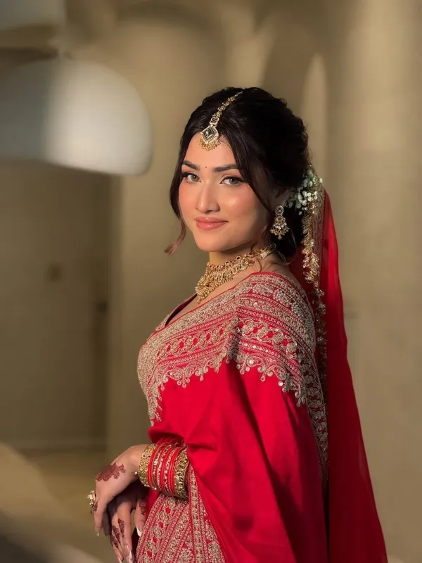 Red_Embroidered_Saree_for_Women