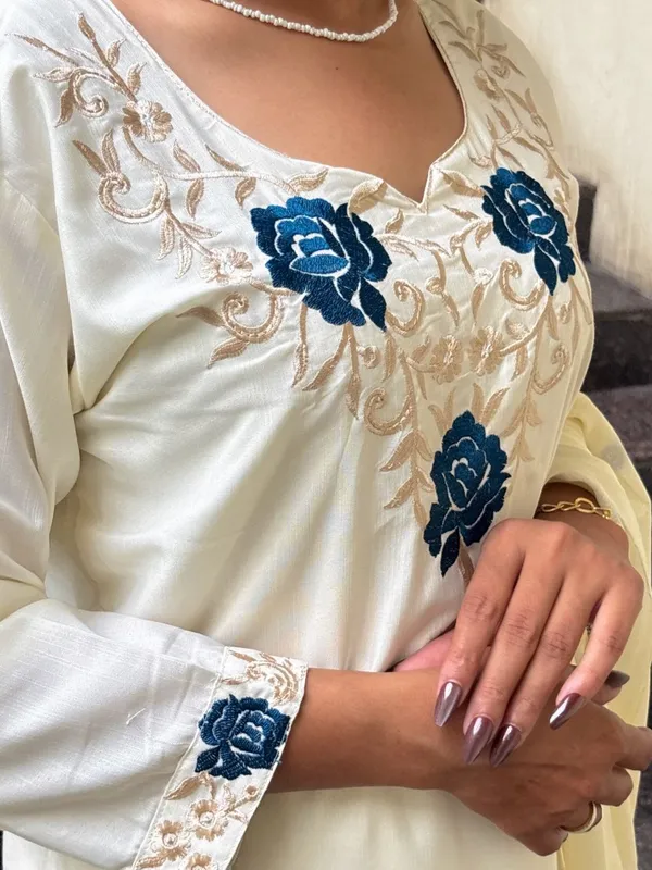 Featuring_beautiful_Heavy_Suit_Set_which_is_beautifully_decorated_Embroidered🪡._It_is_paired_with_matching_pants_with_duppata_with_Embroidery🪡.Complet_Lining_with_Beautiful_work_in_duppata*