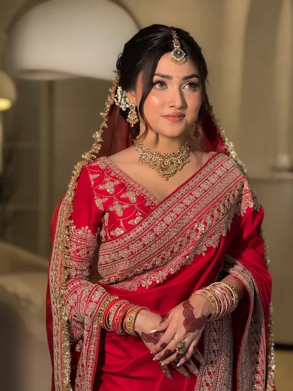 Red_Embroidered_Saree_for_Women