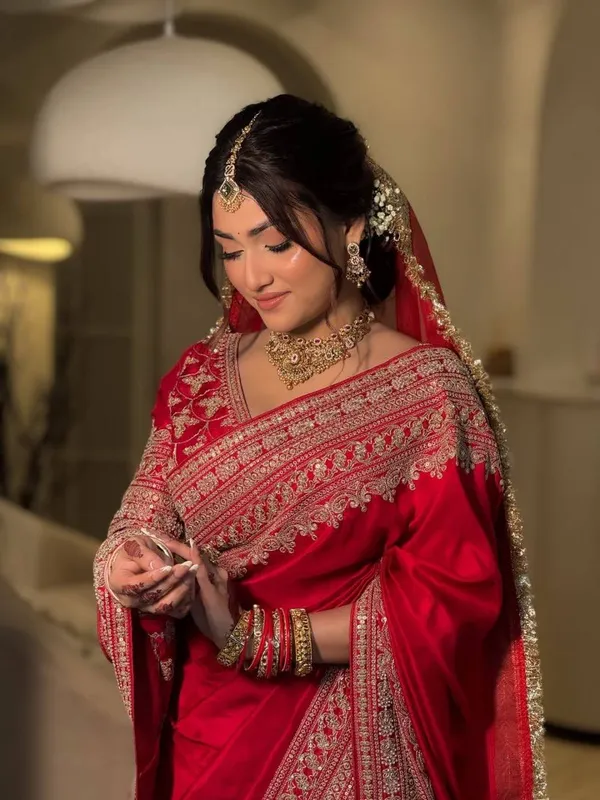 Red_Embroidered_Saree_for_Women