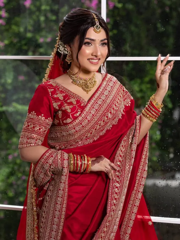 Red_Embroidered_Saree_for_Women