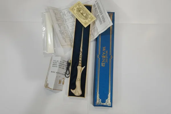 Harry_Potter_Fire_Wand_Special_Edition_Stick_Gifts_Voldermort_White