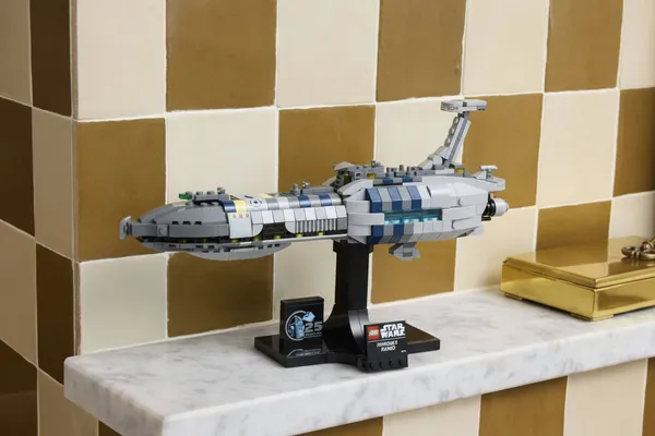 Star_Wars_Invisible_Hand_Buildable_Starship_Vehicle_Model_Default_Title