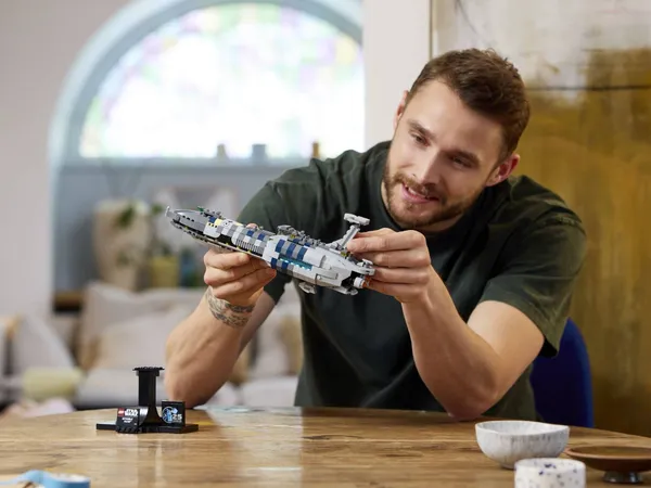 Star_Wars_Invisible_Hand_Buildable_Starship_Vehicle_Model_Default_Title