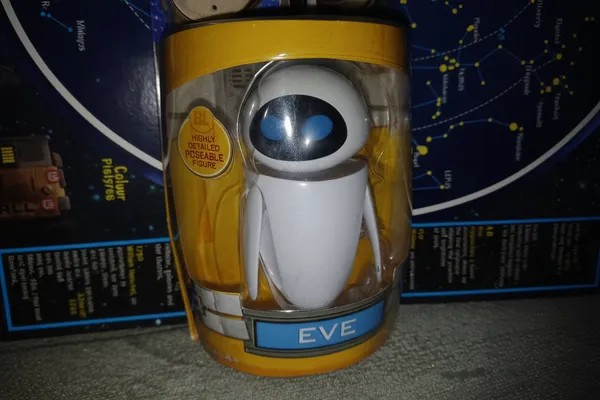 Disney_Pixar_Wall_E_Thinkway_Transforming_Eve_Robot_Default_Title
